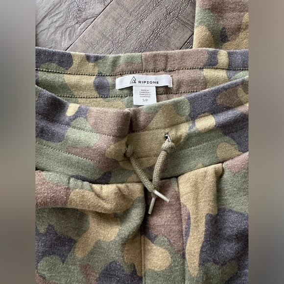 🛍️ $5 SALE - Ripzone Camo Fleece Joggers, size small. - Picture 2 of 6